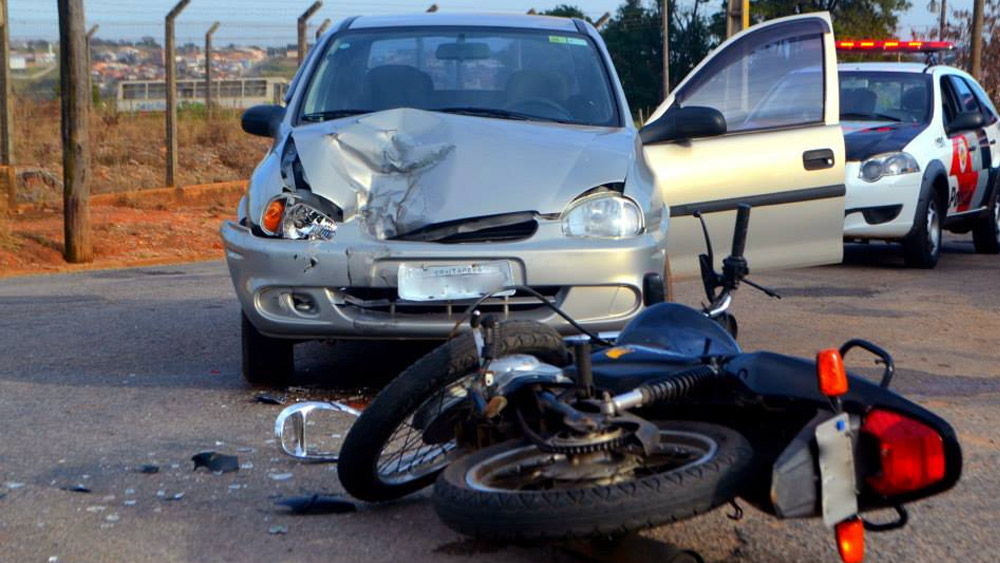 Motorista que provoca acidente deve pagar indenização por danos morais
